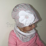 czapka dla dzieci 41-komin opaska komplet szara w serduszka różowe z białym kwiatem retro, dziewczynka _03
