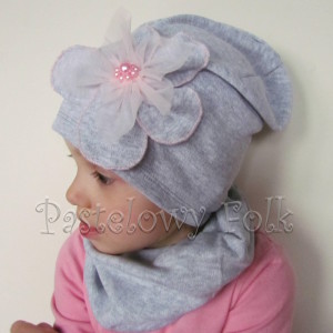 czapka dla dzieci 54- szara beanie z retro dużym kwiatem i różowymi perełkami, dziewczynka dzianina_04