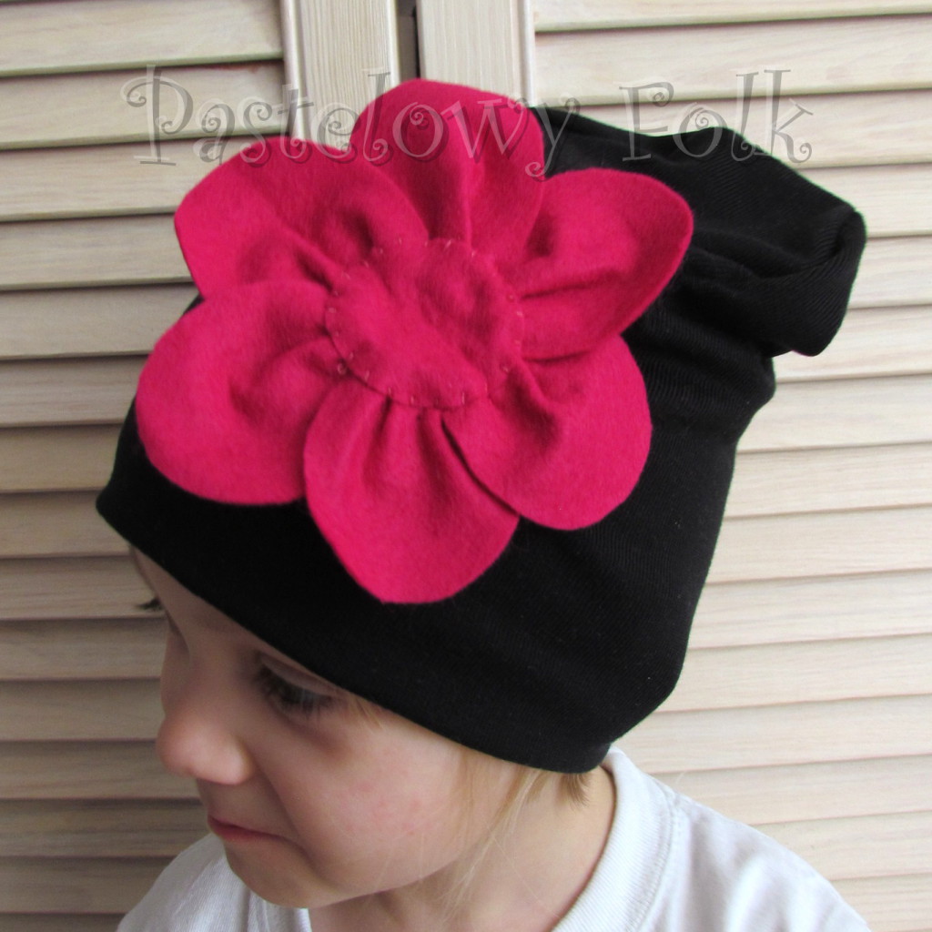 dziecko-czapka 61-dzianinowa dziecieca czarna beanie retro filcowy różowy kwiat-02