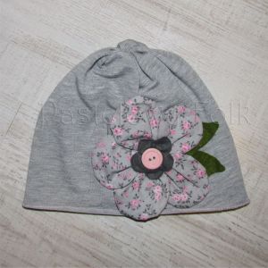dziecko-czapka dla dziewczynki 01-retro szara dzianinowa wiosenna jesienna kwiatek różowe kwiatuszki różyczki guzik zielone listki-04