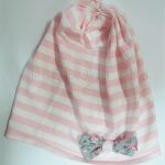 dziecko-czapka dla dziewczynki 03-retro dzianinowa wiosenna jesienna pastelowa paski paseczki różowa biała kokardka szara różowe kwiatuszki różyczki-01