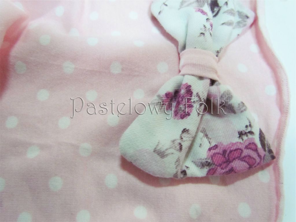 dziecko-czapka dla dziewczynki 04-retro dzianinowa wiosenna jesienna pastelowa kropki groszki kropeczki różowa biała kokardka różowe kwiatuszki różyczki-02