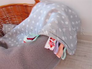 dziecko-kocyk 01-popielaty polar bawełna szara w białe groszki kropki do wózka łóżeczka pastelowy kolorowe metki 60x85cm-04