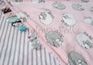 dziecko-kocyk 02- polar bawełna rozowy w białe i szare slodkie owieczki i paski do dziecinnego pokoju lozeczka pastelowy kolorowe metki 80x100cm-02
