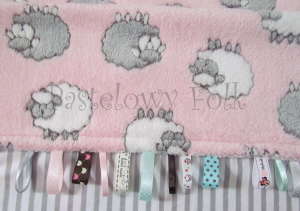 dziecko-kocyk 02- polar bawełna rozowy w białe i szare slodkie owieczki i paski do dziecinnego pokoju lozeczka pastelowy kolorowe metki 80x100cm-03
