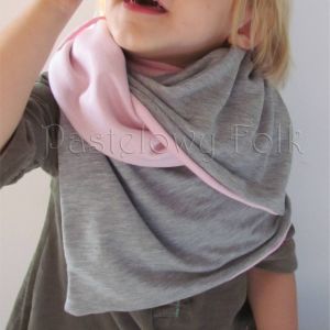 dziecko-komin dla dziewczynki 07-retro pastelowy szary różowy dzianinowy wiosenny jesienny zimowy chustka narzutka czapka opaska komplet-02
