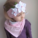 dziecko-opaska 122- jasnorozowa w biale kropeczki z 2 kwiatkami bialymi, rozowe perelki filcowe listki, chustka-01