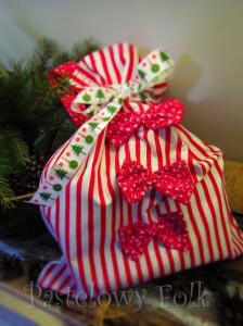 TORBA EKO- 03 - torebka na prezenty świąteczna ekologiczna bawełniana eco na zakupy- białe czerwone paski kwiatuszki kokardki_05
