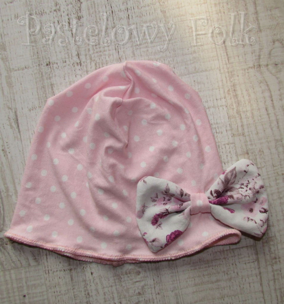 dziecko-czapka 39-dzianinowa dla dziewczynki,  różowa w białe kropki retro kokarda-06