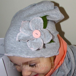 dziecko-czapka 30-beanie dzianinowa dla dziewczynki,  szara z retro kwiatkiem i guzikiem łososiowymi -06
