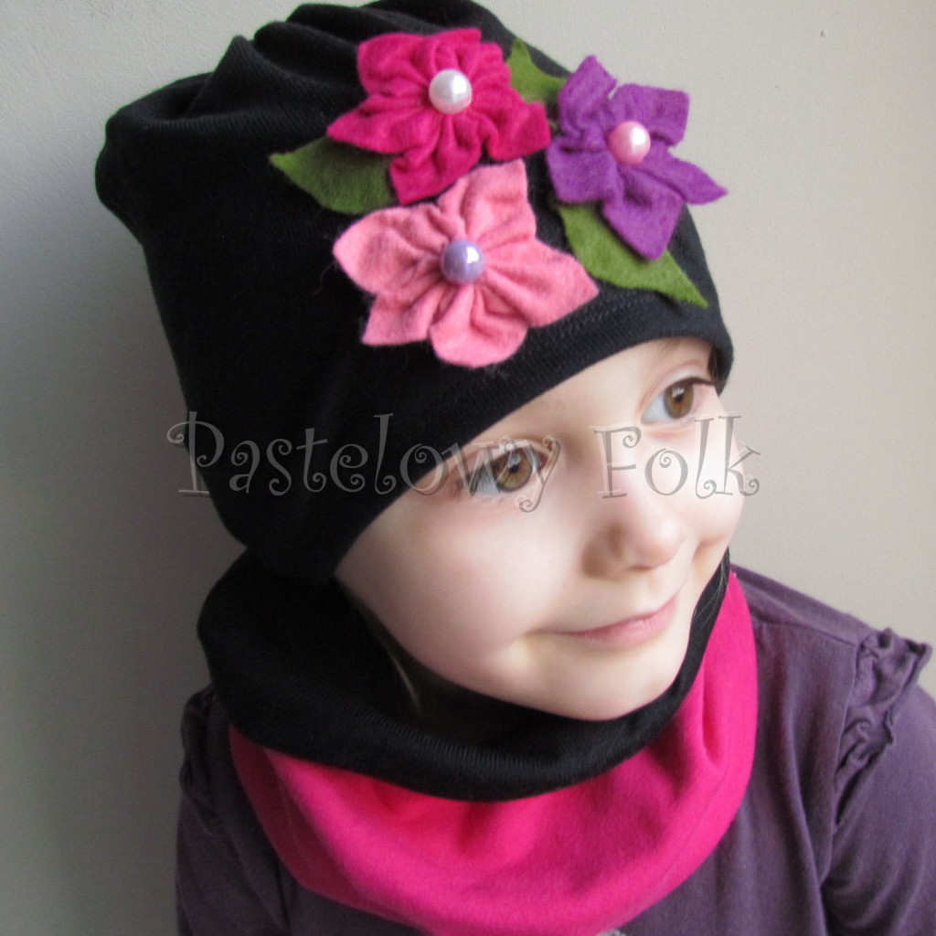 dziecko-czapka 38- komin czarny fuksja, różowe kwiaty filcowe, dzianina, dziewczynka _06