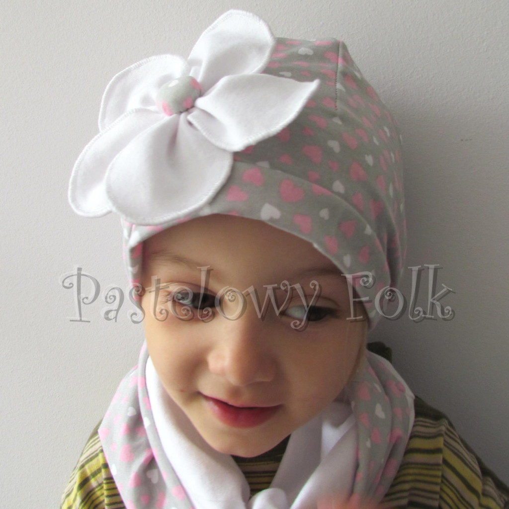 dziecko-czapka 41b-komin opaska komplet szara w serduszka różowe z białym kwiatem retro, dziewczynka - 04