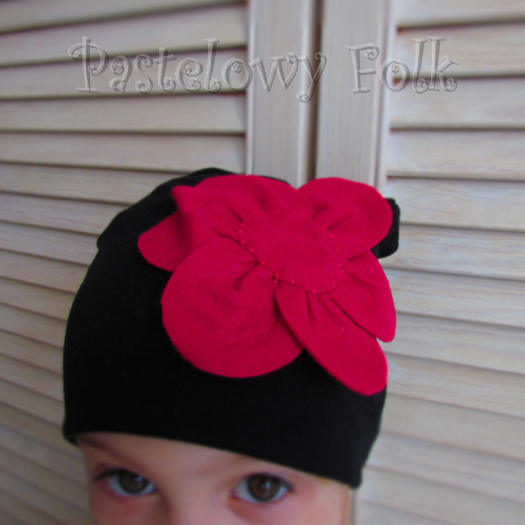dziecko-czapka 61-dzianinowa dziecieca czarna beanie retro filcowy różowy kwiat-03