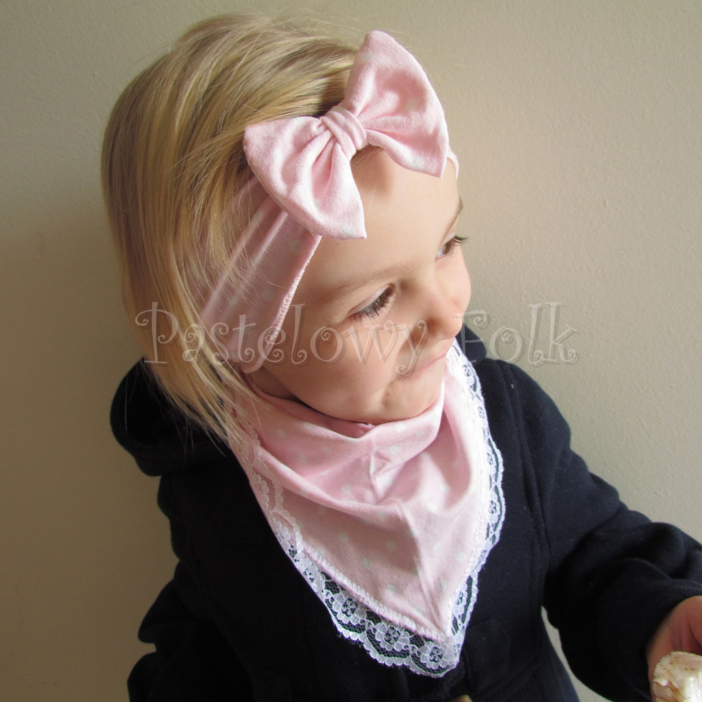 dziecko-opaska 24- dla dziewczynki różowa w białe kropki groszki dzianinowa kokarda -03