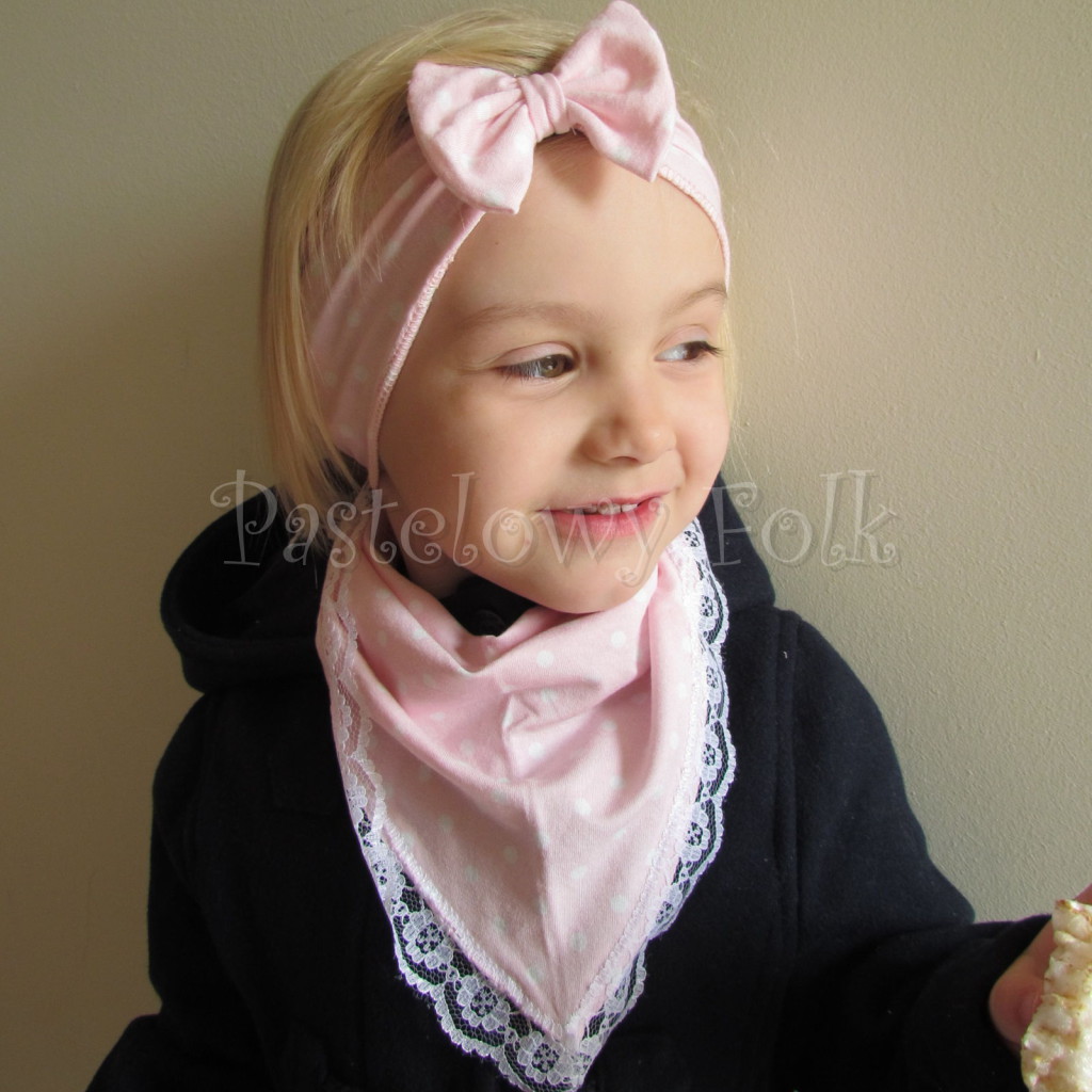 dziecko-opaska 24- dla dziewczynki różowa w białe kropki groszki dzianinowa kokarda -04