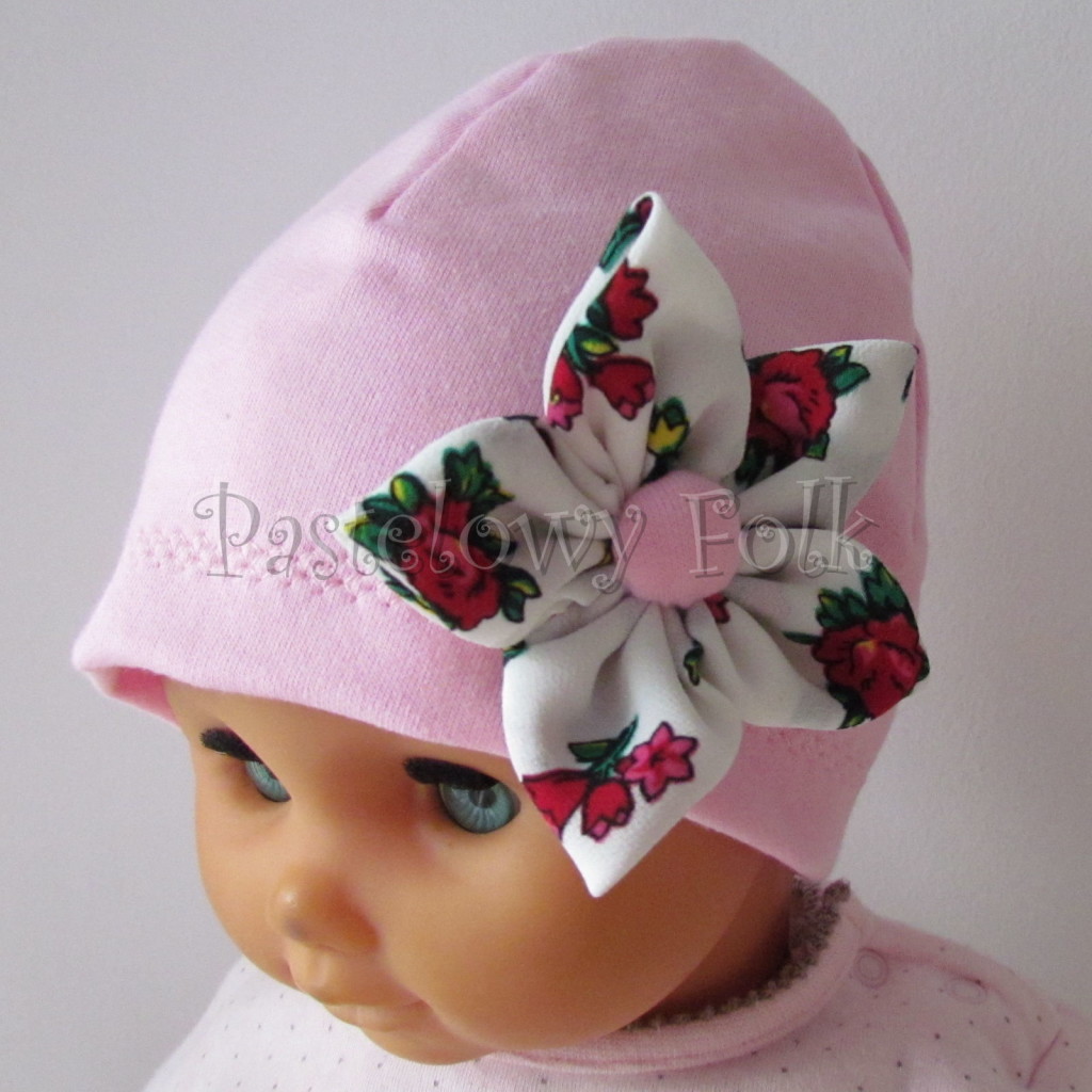 dziecko-czapka 02b- folkowa folk dzianinowa wiosenna jesienna pastelowa różowa kwiatek różowe kwiatuszki różyczki biały tybet góralska -01