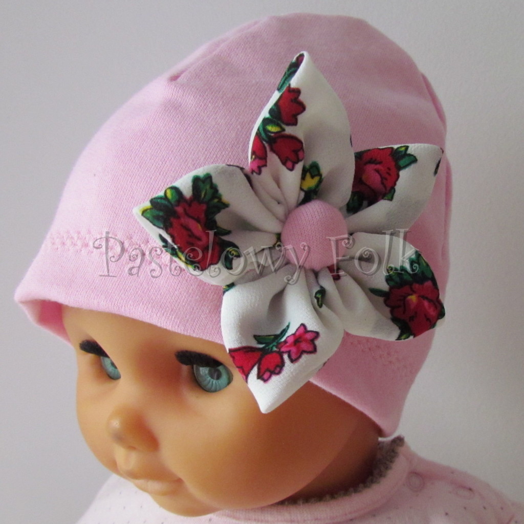 dziecko-czapka 02b- folkowa folk dzianinowa wiosenna jesienna pastelowa różowa kwiatek różowe kwiatuszki różyczki biały tybet góralska -02