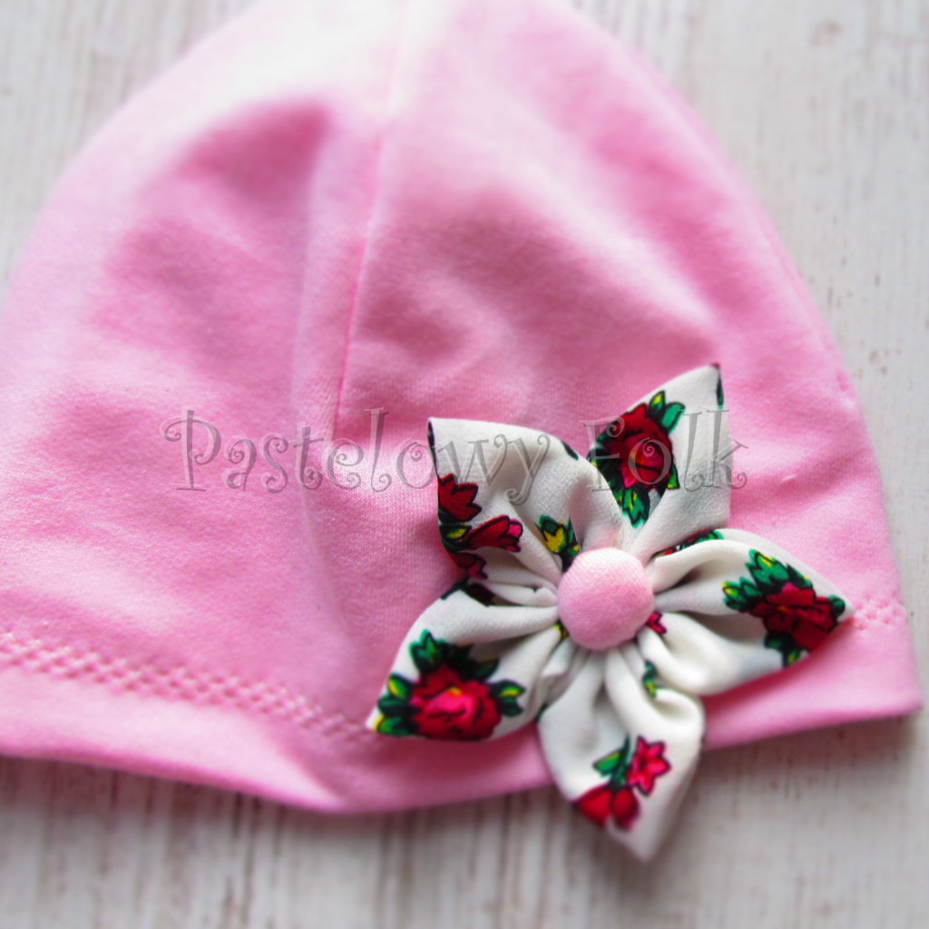 dziecko-czapka 02b- folkowa folk dzianinowa wiosenna jesienna pastelowa różowa kwiatek różowe kwiatuszki różyczki biały tybet góralska -03
